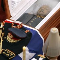 Cientos de personas velan los restos mortales de Pinochet en la Escuela Militar de Santiago de Chile