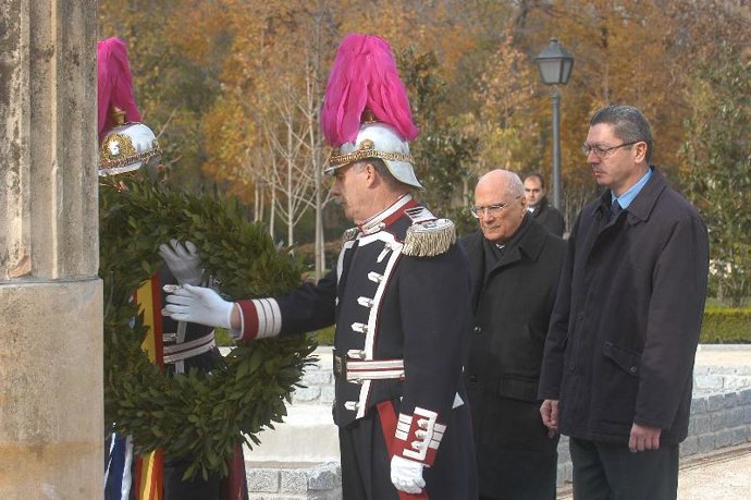 ENRIQUE BOLAÑOS, PRESIDENTE DE NICARAGUA, Y ALBERTO RUIZ GALLARDÓN REALIZAN UNA OFRENDA FLORAL EN EL RETIRO EN HOMENAJE A LAS VÍCTIM