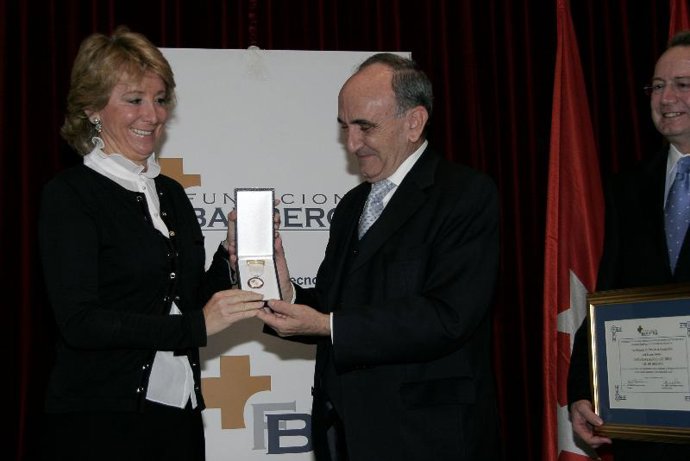 ESPERANZA AGUIRRE RECIBIÓ LA PRIMERA MEDALLA DE ORO QUE OTORGA LA FUNDACIÓN BAMBERG