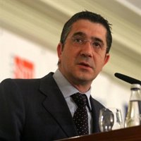 López cree "desafortunada" la respuesta de Blanco a Pastor por decir que el Gobierno intentó reunirse con Batasuna