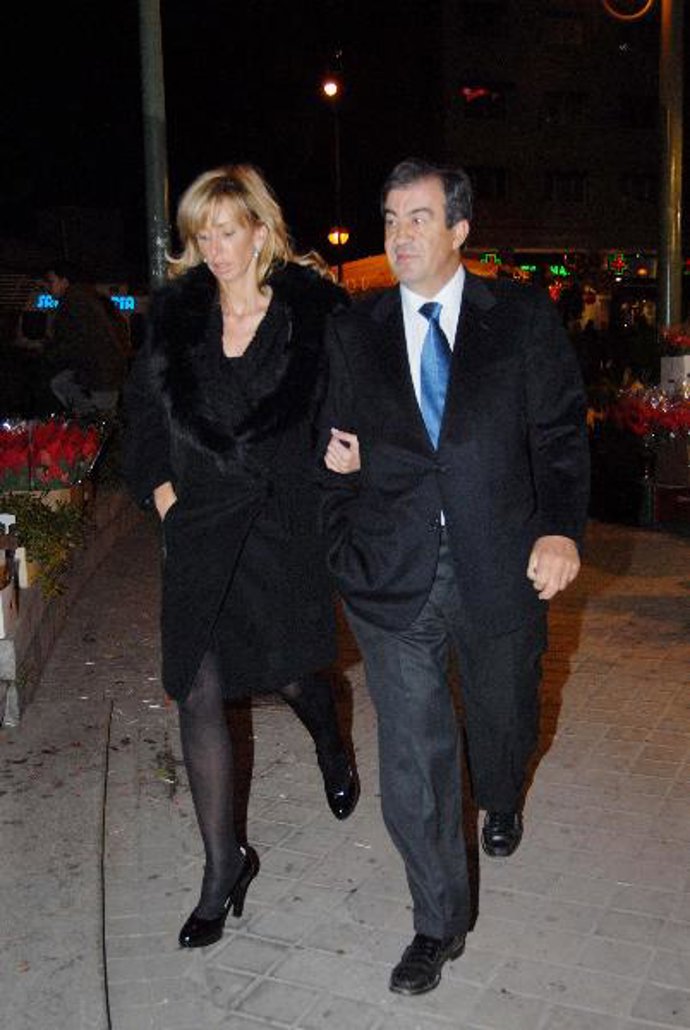 FRANCISCO ÁLVAREZ-CASCOS, ARROPADO POR SU ESPOSA, MARÍA PORTO, EN EL FUNERAL EN MEMORIA DE SU PADRE