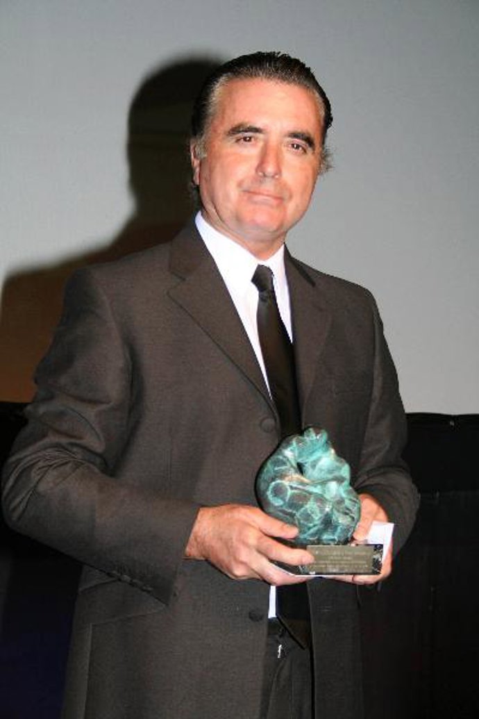 ORTEGA CANO RECOGE EL PREMIO JÚBILO OTORGADO A SU MUJER