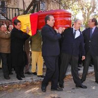 El féretro con los restos mortales de Loyola De Palacio sale de la capilla ardiente instalada en su casa