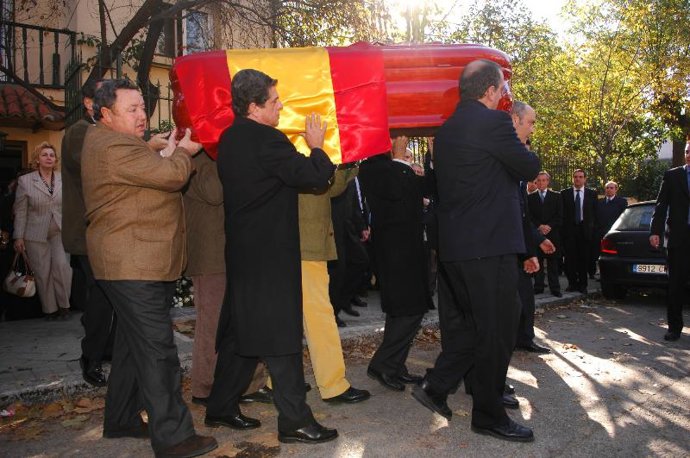 LOS RESTOS MORTALES DE LOYOLA DE PALACIO LLEGARÁN ESTA TARDE AL DOMICILIO FAMILIAR DE MARKINA