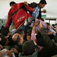 Militantes de Hamás se enfrentan a la Guardia Presidencial tras el cierre del paso de Rafá en Gaza