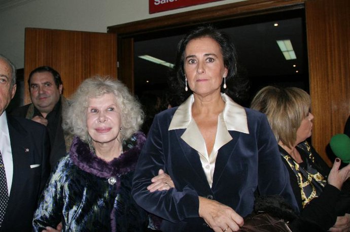 LA DUQUESA DE ALBA ARROPA A CURRO ROMERO EN UN HOMENAJE QUE LE RINDIÓ UNA UNIVERSIDAD MADRILEÑA