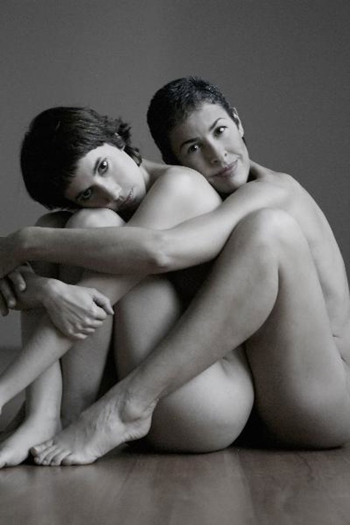 NINA POSA DESNUDA PARA UN CALENDARIO BENÉFICO