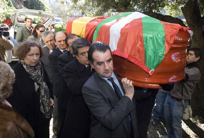 CIENTOS DE PERSONAS Y NUMEROSOS DIRIGENTES DEL PP DESPIDEN A LOYOLA DE PALACIO EN LA LOCALIDAD VIZCAÍNA DE BERRIATUA