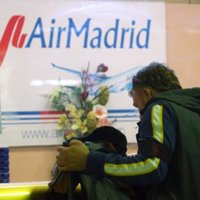 Al menos 13 vuelos, afectados hasta mañana por la suspensión de actividades de Air Madrid en Barajas