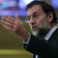 Rajoy denuncia la "contumacia" de Zapatero ante los "cambios de criterio a favor de los terroristas"