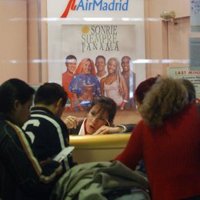 Un centenar de personas corta el acceso de El Prat en protesta por la cancelación de sus vuelos con Air Madrid