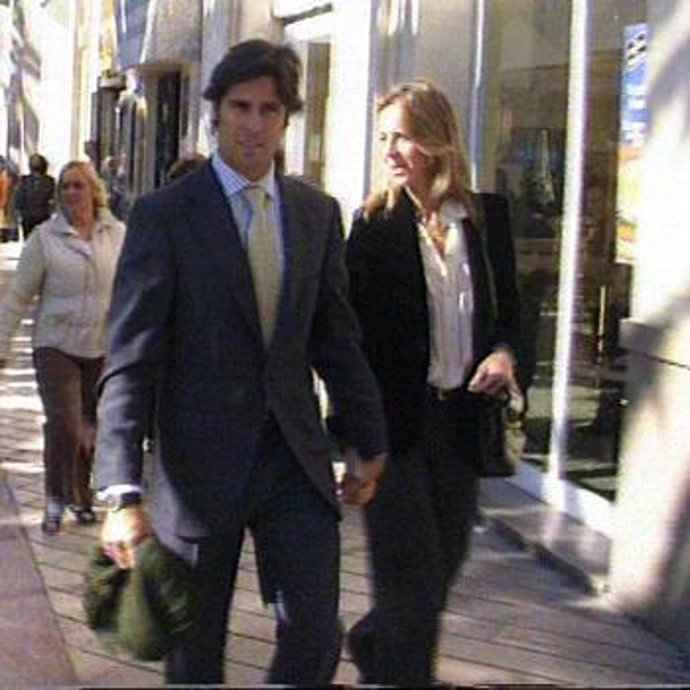 Francisco Rivera y Blanca Martínez de Irujo pasean su amor por las calles de Málaga