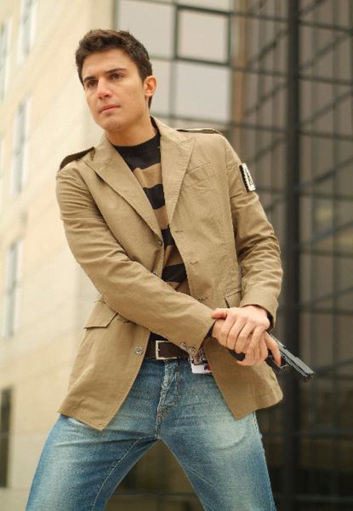 Álex González, policía en la nueva serie "Cuenta atrás" de Cuatro