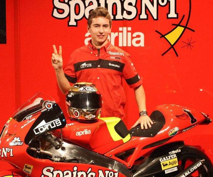 Fortuna Aprilia presenta la RSW 250'07 con la que Jorge Lorenzo defenderá su cetro en 250cc