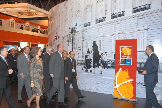 Los Reyes respaldan en Fitur la candidatura de la Alhambra como nueva Maravilla del Mundo