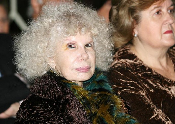 La duquesa de Alba habló sobre la posible ruptura de su hija Eugenia y Gonzalo Miró en el Rastrillo de Sevilla