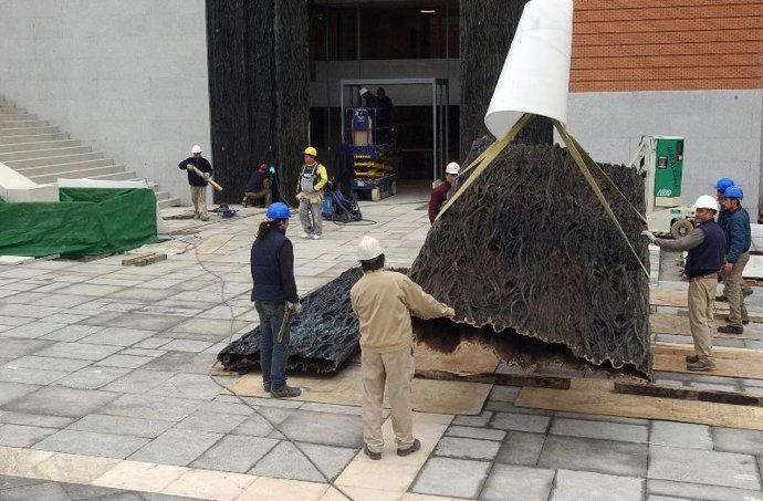 Instalan las puertas de acceso al nuevo edificio de ampliación del Museo del Prado esculpidas por Cristina Iglesias