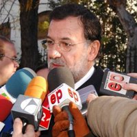 Rajoy asegura que el PP apoyará al Gobierno si éste "rectifica" y "dice claramente que no va a negociar con ETA"
