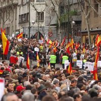 Las banderas de España inundan el recorrido de la manifestación contra el terrorismo, que avanza lentamente