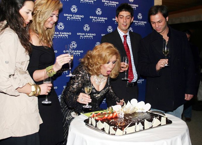 María Jiménez, radiante al cumplir cincuenta y siete años
