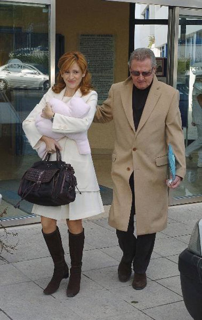 Carlos Larrañaga y Ana Escribano, padres de una niña