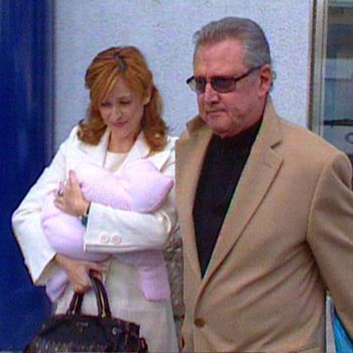 Carlos Larrañaga y su mujer Ana Escribano presentan a su hija Paula