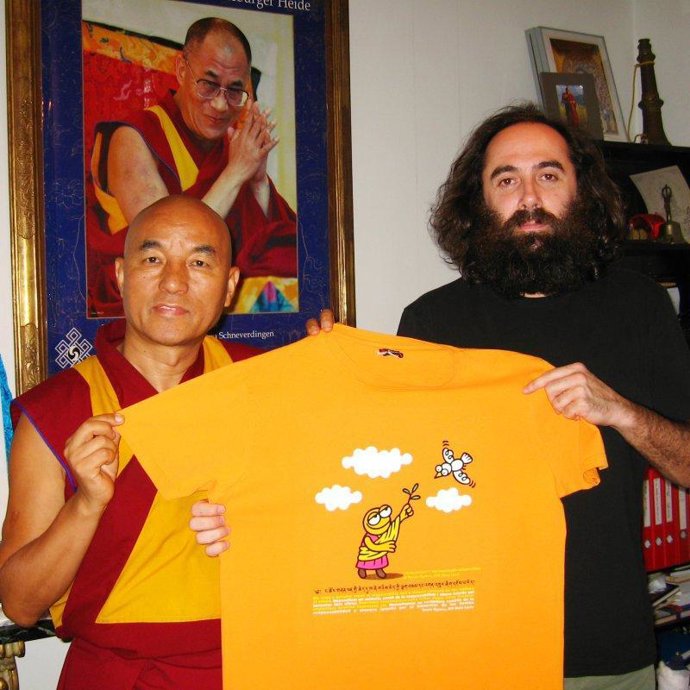 El Dalai Lama colabora con Kukuxumusu en el diseño de la nueva camiseta de la marca