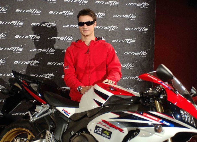 Dani Pedrosa presentó en Barcelona un nuevo modelo de gafas
