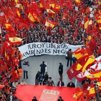 Miles de ciudadanos marchan en Pamplona para que el Gobierno no negocie sobre el futuro de Navarra