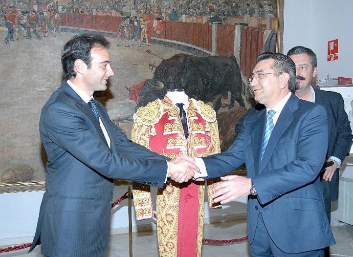 Enrique Ponce dona su traje de luces más emblemático