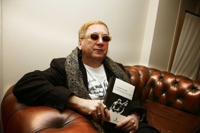 Luis Antonio de Villena aborda en su último libro la posibilidad de quitarse la vida para "huir de una vida mundana"