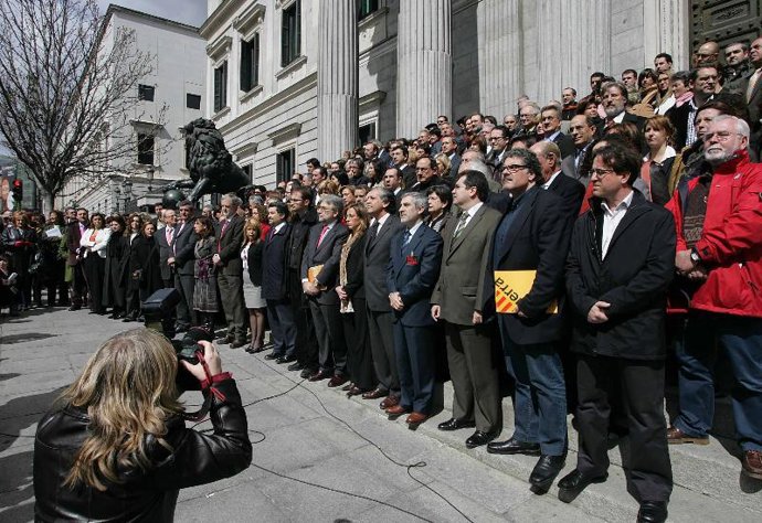 Diputados de todos los grupos, salvo el PP, se concentraron hoy en el Congreso gritando "No a la guerra de Irak"