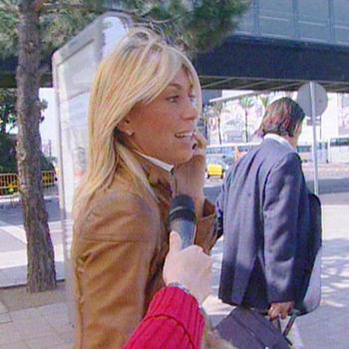 Sonia Arenas llega al aeropuerto de Barcelona como si fuera una diva 