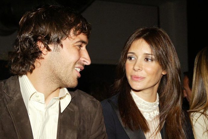 El futbolista Raúl González y su esposa Mamen Sanz acudieron al desfile de la nueva colección deportiva para hombres de Roberto Torr