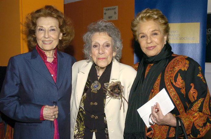 Julia Gutiérrez Caba, Lola Herrera y María Ysbert condecoradas con la Medalla de Oro al Mérito en el Trabajo