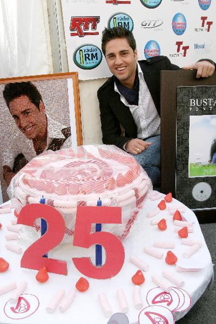 David Bustamante celebra un dulce cumpleaños