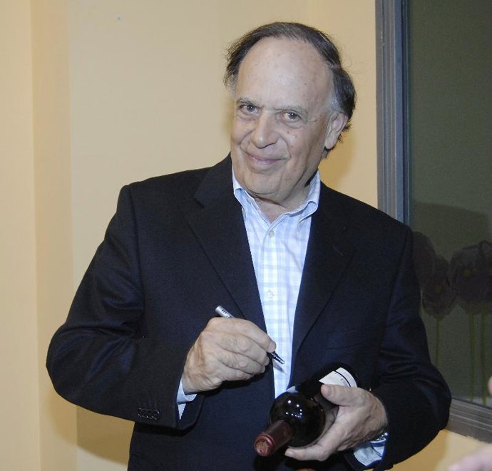 Carlos Falcó firmó botellas de su vino en la tienda ''Cepa y olivo'' de Madrid