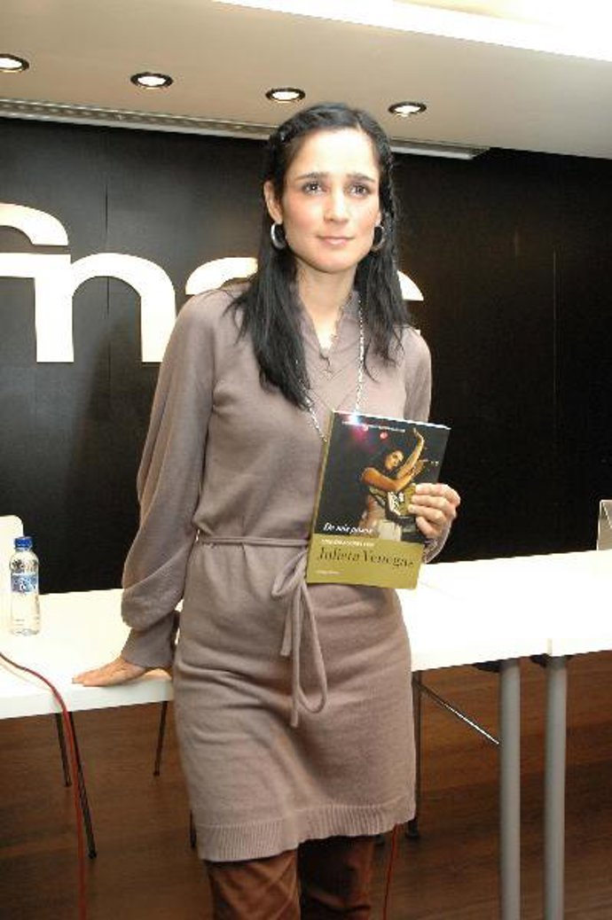 La cantante Julieta Venegas narra su vida y experiencias en "De mis pasos"