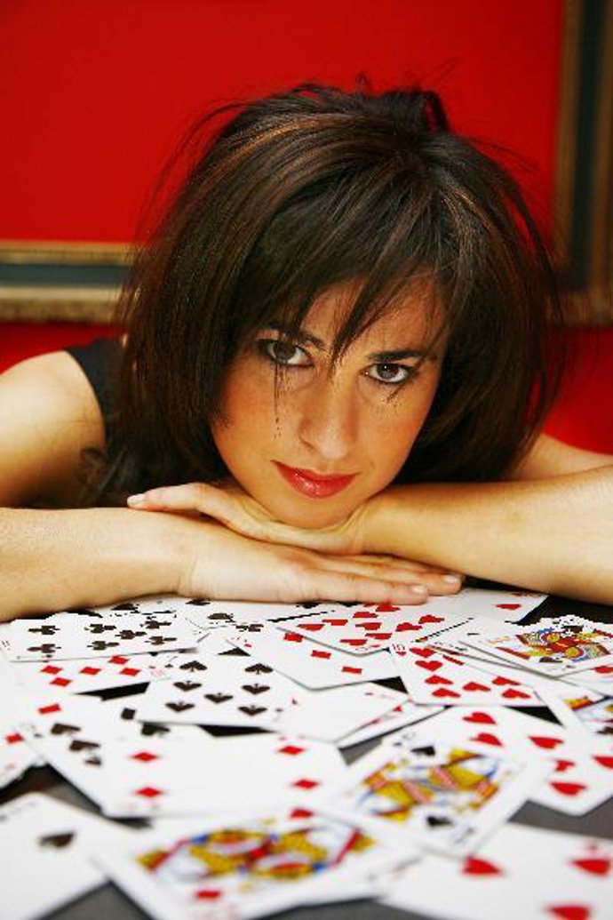 Inés, la primera maga profesional en España y además... Guapa