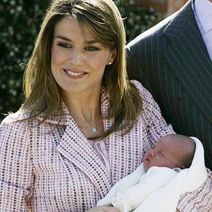 La Infanta Leonor acapara la atención durante la presentación de su hermana