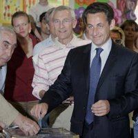 Sarkozy y Ségolène Royal depositan sus votos