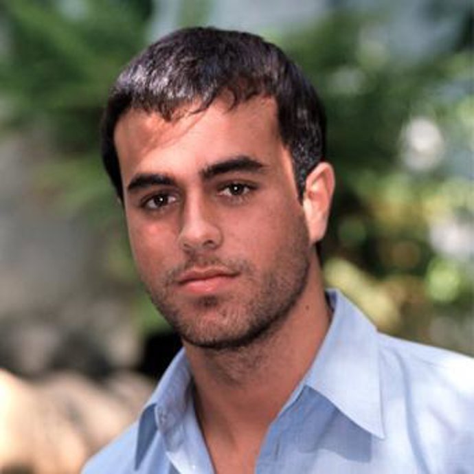 Enrique Iglesias debuta como actor en la teleserie 'Dos hombres y medio'