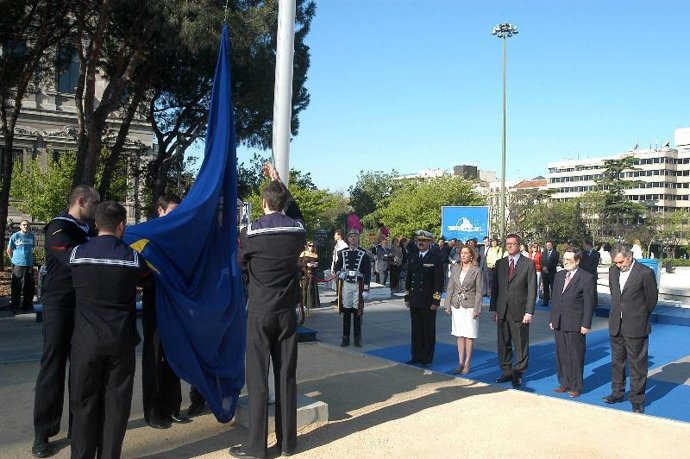 Ruiz Gallardón asistió hoy al izado de la bandera de Europa en la plaza de Colón de Madrid