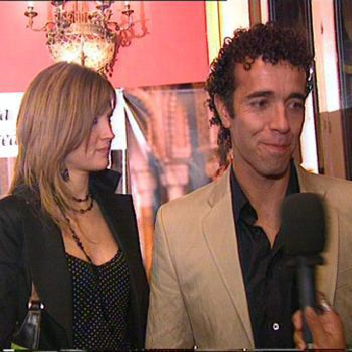 Víctor Puerto presenta sus trajes de luces rodeado de amigos