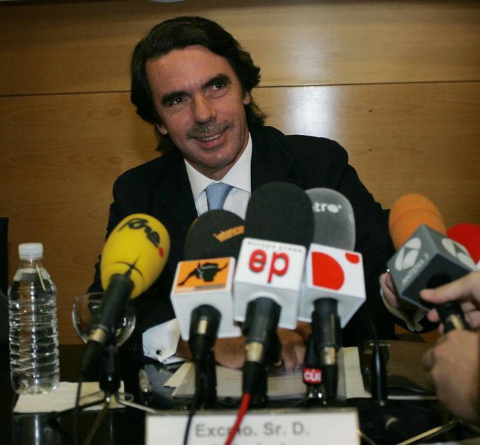 Aznar critica el "lamentable desprestigio" de la CNMV, producto del "intervencionismo gubernamental"