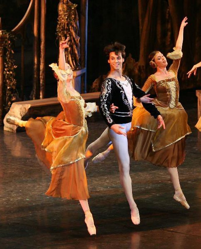 Ygor Yebra y Alicia Amatriain triunfan al frente del Ballet Nacional de Lituania con 'El lago de los cisnes'