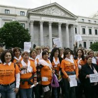 Las mujeres de Delphi entregan en Moncloa las firmas recogidas y piden apoyo en el Congreso