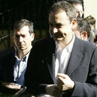 Zapatero, satisfecho con los resultados, celebra que el PP también lo esté