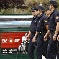 ANV se concentra frente al Parlamento de Navarra e intenta sin éxito entregar una propuesta de Batasuna a los partidos