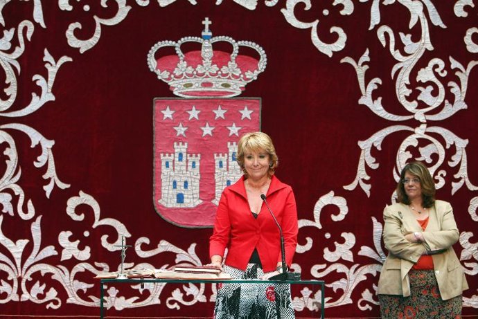 Esperanza Aguirre toma posesión como presidenta de la Comunidad de Madrid entre lágrimas y palabras de gratitud a su familia y dispu